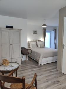 1 dormitorio con 1 cama, 1 mesa y 1 silla en A la Ferme de Saint Germain en Saint-Germain-le-Gaillard
