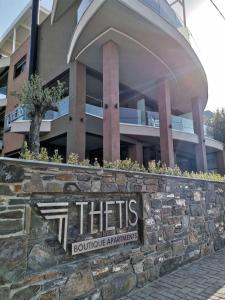 een gebouw met een bord ervoor bij Thetis Boutique Apartments in Neos Marmaras
