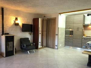 Temossi的住宿－Residence Ai Laghi，客厅配有椅子和电视