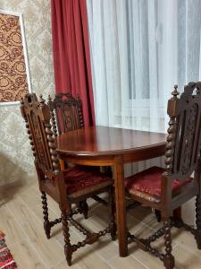 a wooden table with two chairs and a wooden table and chairs at Apartament Jasiu in Ustka