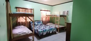 Tempat tidur susun dalam kamar di VRC Resort