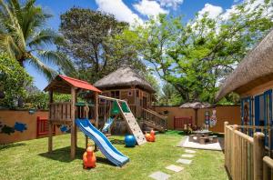 un patio con parque infantil con tobogán y equipo de juegos en The Oberoi Beach Resort, Mauritius en Balaclava