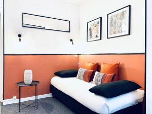 Llit o llits en una habitació de Hôtel Gaspard