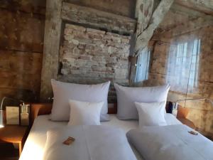 Postel nebo postele na pokoji v ubytování Schiefes Haus