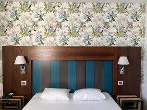 Postel nebo postele na pokoji v ubytování Hôtel Le Néron - Logis