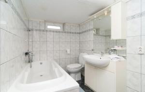 łazienka z wanną, toaletą i umywalką w obiekcie Apartments Roko w mieście Jesenice