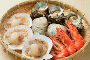 南房總的住宿－博所白濱海裡酒店，装满不同种类虾和海鲜的篮子