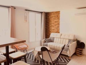 馬賽的住宿－LaFrenchCasa Liberté，客厅配有沙发和桌子