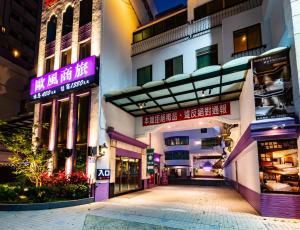 una calle vacía delante de un edificio en All Fun Business Hotel en Taichung