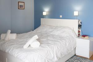 A bed or beds in a room at The Skyward Flats