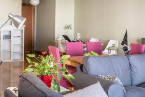 A seating area at The Skyward Flats Még 37 kép