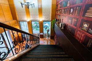 una escalera en un edificio con graffiti en las paredes en All Fun Business Hotel en Taichung