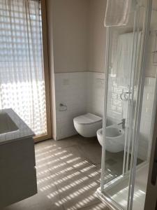 een badkamer met een douche, een toilet en een wastafel bij Green House 71 in Verona