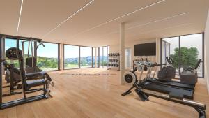 siłownia z 2 bieżniami i telewizorem w pokoju w obiekcie Stunning Apartment close to golf Mijas Spain w mieście Mijas