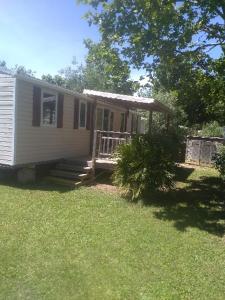a small house with a porch and a porch at Location Mobil Home in Vias