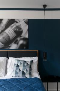 um quarto com uma cama com uma parede azul em KRACHER Ferienhaus Landhaus No 1 em Illmitz