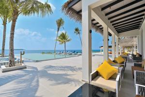 un patio al aire libre con palmeras y el océano en OBLU SELECT Lobigili - Premium All-Inclusive with Free Transfers, en Male