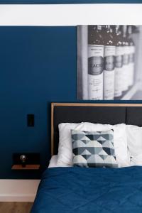 um quarto azul com uma cama com uma parede azul em KRACHER Familienapartment Landhaus No 4 em Illmitz
