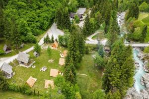 - une vue aérienne sur une maison et une rivière dans l'établissement Camp Korita, à Vallée de la Soča