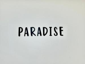 a sign with the word paradise on a wall at JACUZZI PRIVADO y BARBACOA EN VILLA PARADISE in Miami Platja