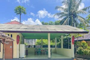 Zahrada ubytování Ekas Beach Guesthouse Mitra RedDoorz + 5 fotografií