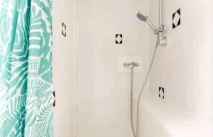 Ένα μπάνιο στο The Hideaway, Family apartment close to the beach. +11 φωτογραφίες