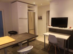 a kitchen with a table and a refrigerator at Vive Vitoria en el Parque del Prado! U2 in Vitoria-Gasteiz