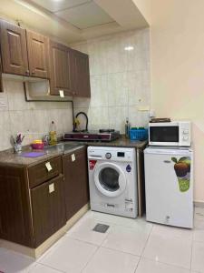 Entire Studio Flat in Sharjah.的厨房或小厨房
