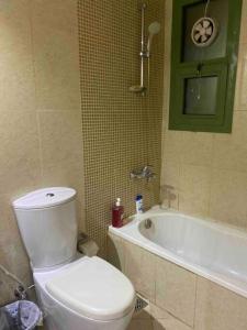 Entire Studio Flat in Sharjah.的一间浴室