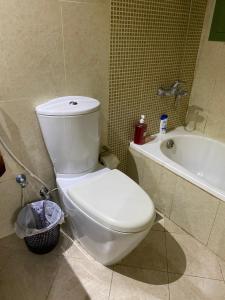 沙迦Entire Studio Flat in Sharjah.的带白色马桶和浴缸的浴室 更多21张照片