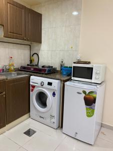 Entire Studio Flat in Sharjah.的厨房或小厨房