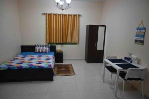 Entire Studio Flat in Sharjah.客房内的一张或多张床位