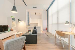 - un salon avec un canapé et une table dans l'établissement HoneyMoon Apartment, à Séville