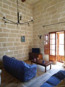 un soggiorno con divano e tavolino da caffè di 4 bedrooms villa with private pool and wifi at L Gharb 2 km away from the beach a Għarb