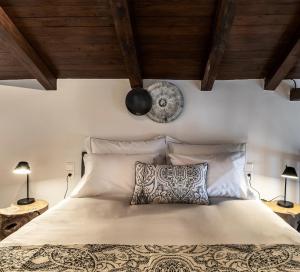 1 dormitorio con 1 cama con reloj en la pared en Tilia Resort, en Mouresi