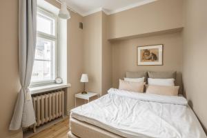 um quarto com uma cama grande e uma janela em Prestige City Home em Helsinque