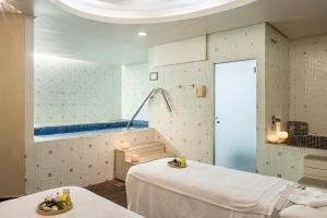 Posteľ alebo postele v izbe v ubytovaní Gran Melia Palacio de Isora Resort & Spa
