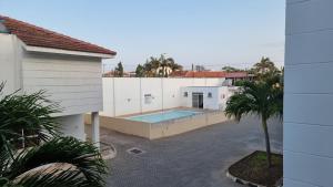 dom z basenem obok budynku w obiekcie Evergreen House - 150Metre Walk To City Mall Nyali w mieście Mombasa