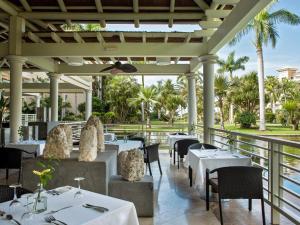 Un restaurante o sitio para comer en Gran Melia Palacio de Isora Resort & Spa
