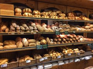 un negozio pieno di diversi tipi di pane di Studio Central Grindelwald a Grindelwald