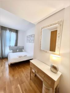 A bed or beds in a room at Ancora Frontbeach Luxury Apartment