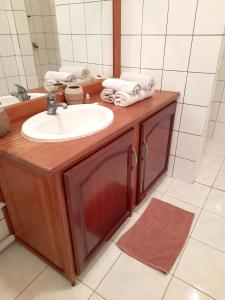 Ένα μπάνιο στο Appartement confortable à Capesterre 60 m² vue mer