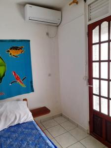 Kama o mga kama sa kuwarto sa Appartement de 2 chambres avec vue sur la mer jardin et wifi a Capesterre de Marie Galante