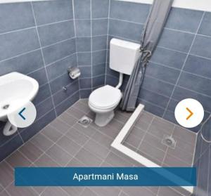uma casa de banho com um WC e um lavatório em Apartmani Maša em Budva