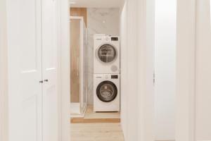 uma máquina de lavar e secar roupa num quarto branco em Brilla [Marvelous apartment in the center] Bergamo em Bérgamo