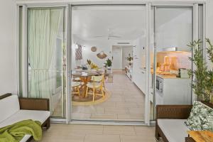 棕櫚灣的住宿－Vista Melaleuca - Drift 2409，一间带桌子的客厅和一间厨房