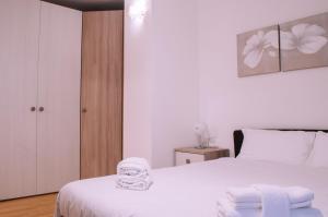 A bed or beds in a room at Appartamento di design alle due Torri