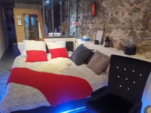 Photo de la galerie de l'établissement Sweet Loft Grenoble-Love Room avec jacuzzi & sauna, à Grenoble