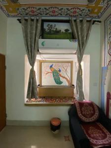 une chambre avec une fenêtre ornée d'une peinture de paon dans l'établissement Golden Peacock Heritage Home Stay, à Jaipur