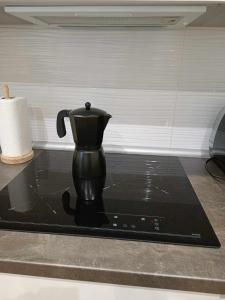 a black coffee pot sitting on top of a counter at Apartamento pacifico a in Madrid